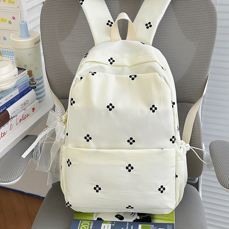 Blumenbestickter Freizeit-Rucksack Karnz