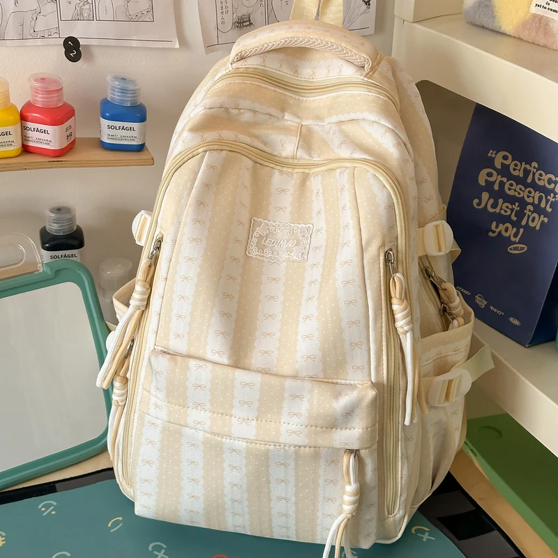 Charmanter dekorativer Rucksack mit Schleifenverzierung Karnz