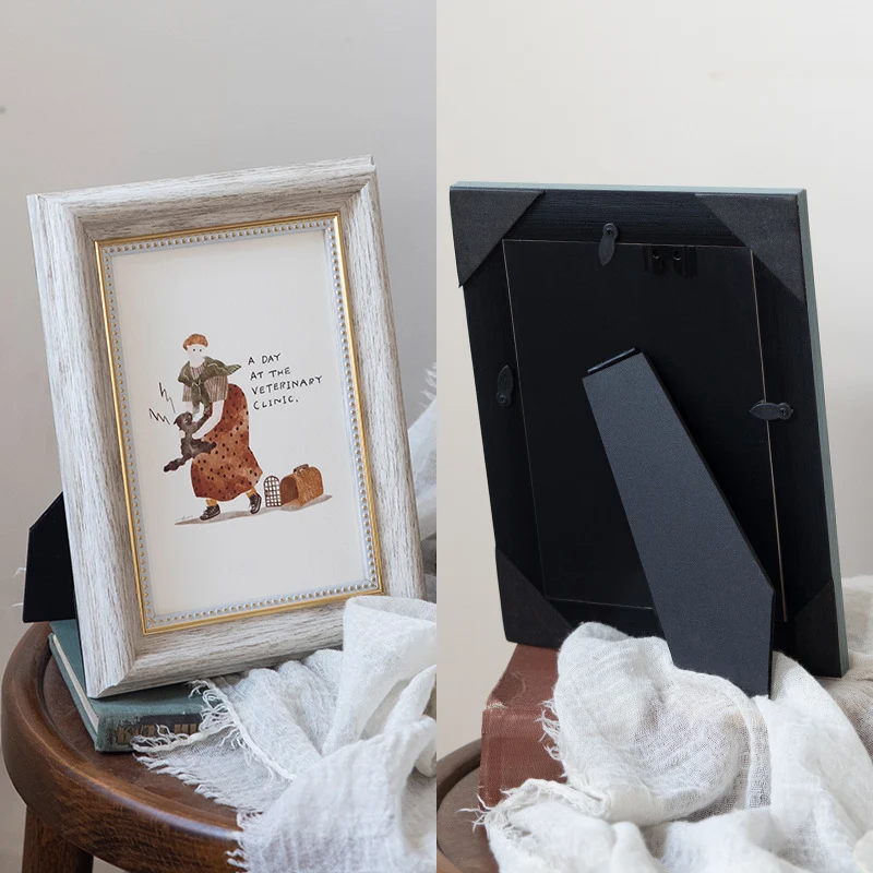 Vintage Holz-Bilderrahmen mit goldenen Akzenten
