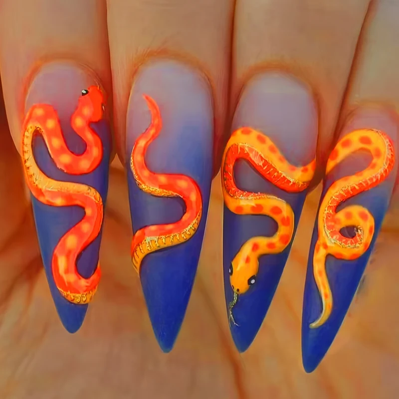 Künstlerisches Schlangen-Nageldesign