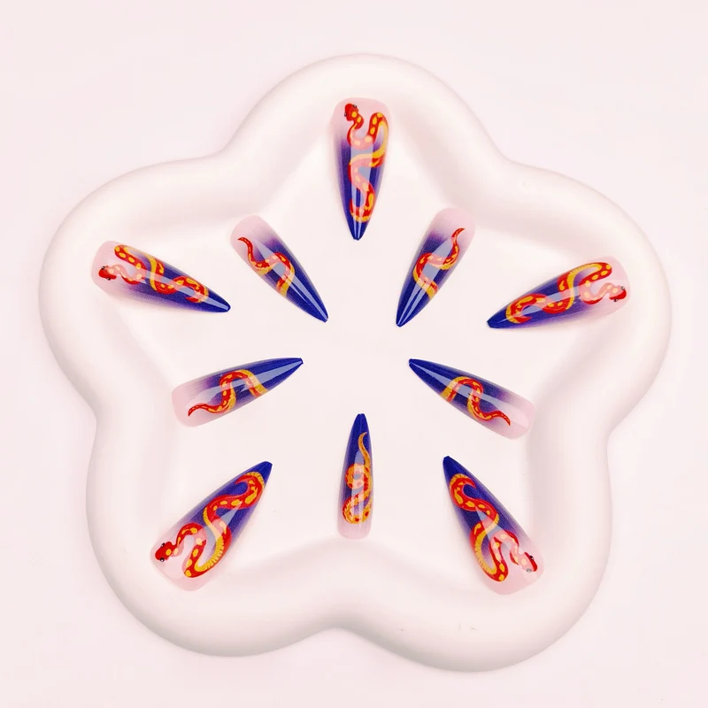 Künstlerisches Schlangen-Nageldesign