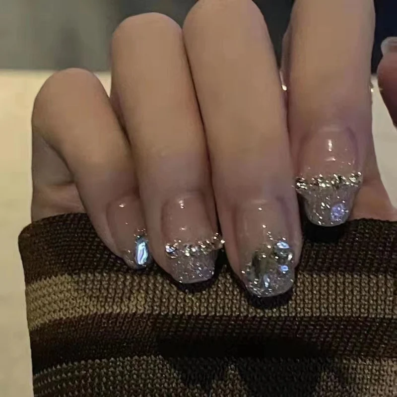 Rhinestone-dekorierte Press-On Nagelkunst
