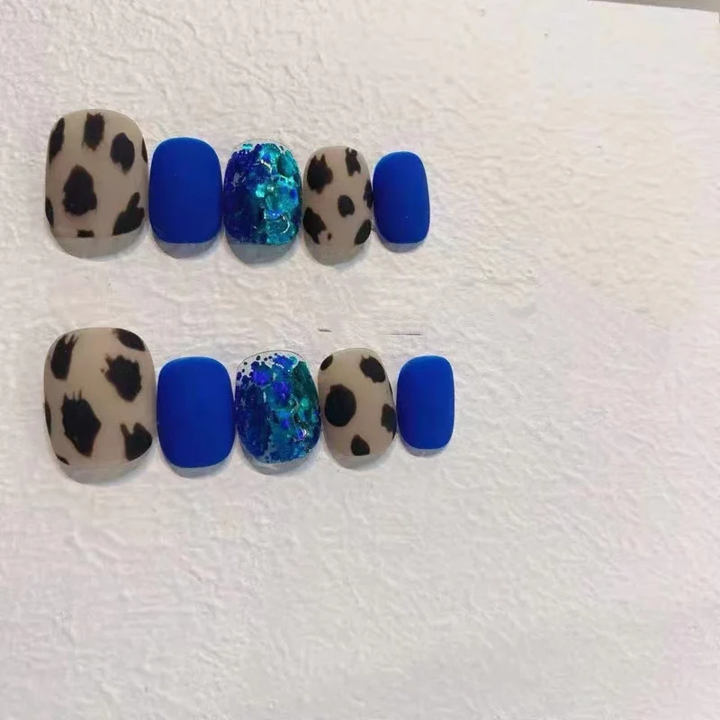 Matte Press-On Nail Set mit dekorativen Akzenten