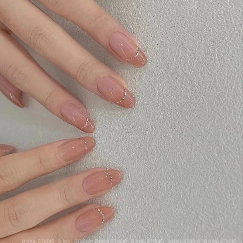 Elegante Press-On-Nagelkunst mit subtilen Glitzerakzenten