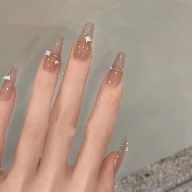Elegantes Press-On Nagelkunstset mit Kristallverzierungen