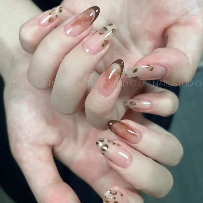 Künstlerisches Acryl-Nagelset mit einzigartigem Tierdruck