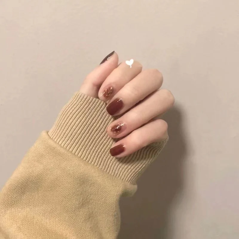 Künstlerisches Press-On-Nagelset mit goldenen Akzenten