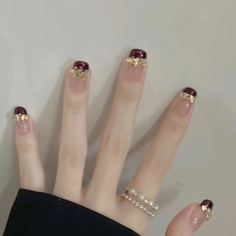 Elegante gold-aczentierte Press-On Nägel
