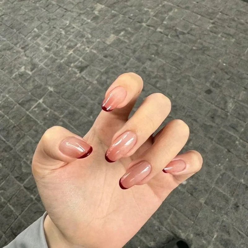 Elegante Französische Tipp Press-On Nagelkunst