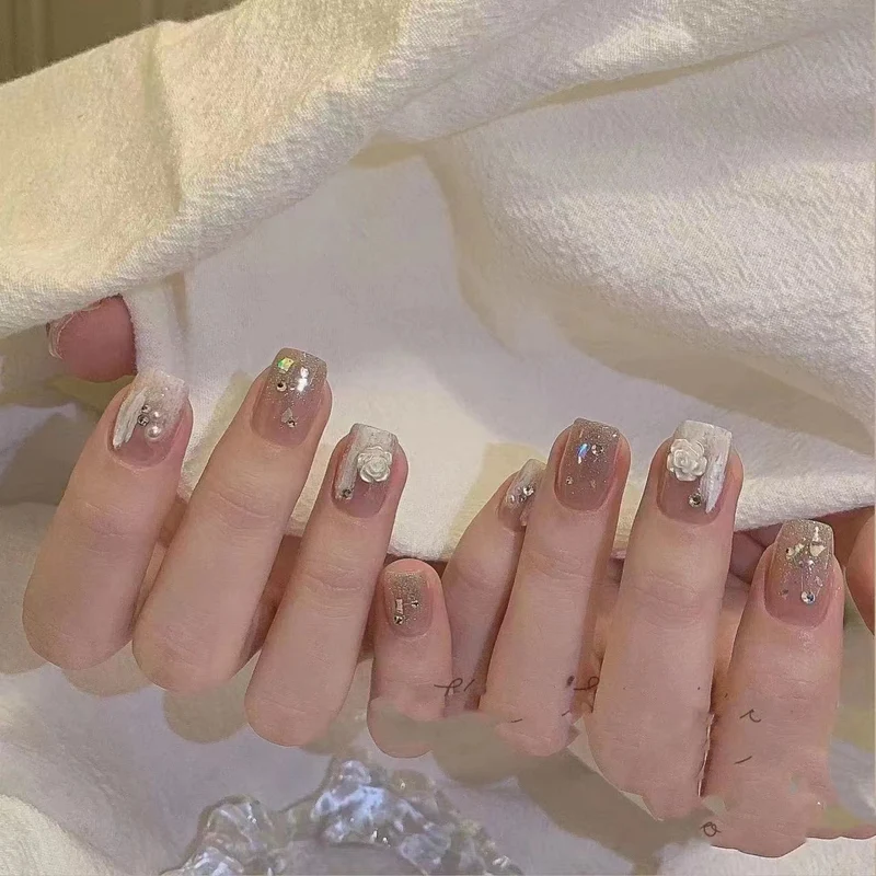 Elegante Floral Press-On Nagelkunst