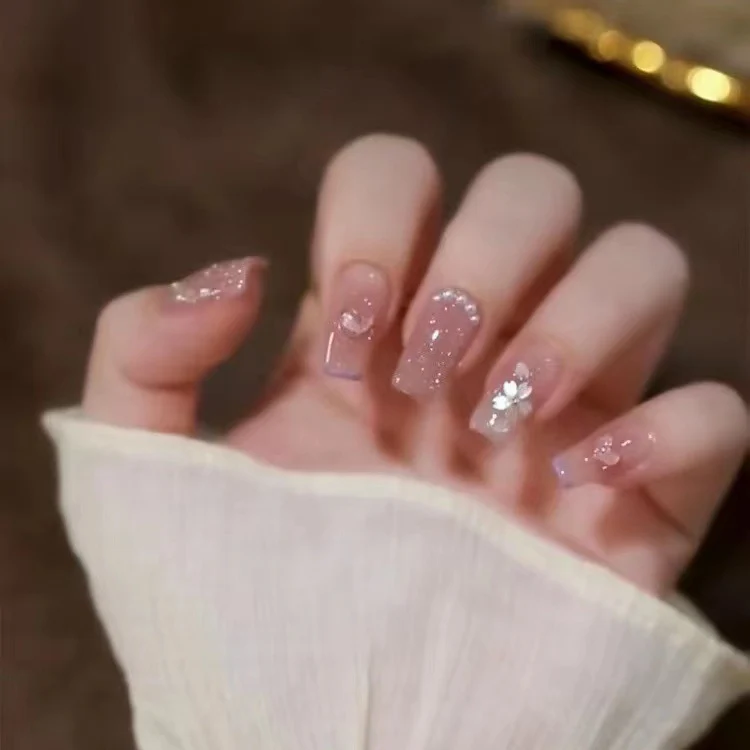 Elegante Kristall-akzentierte Press-On Nagelkunst