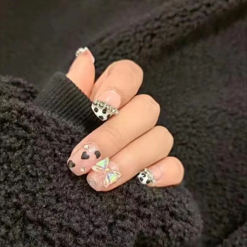 Dekorative Press-On-Nagelset mit eleganten Herz- und Schleifendetails