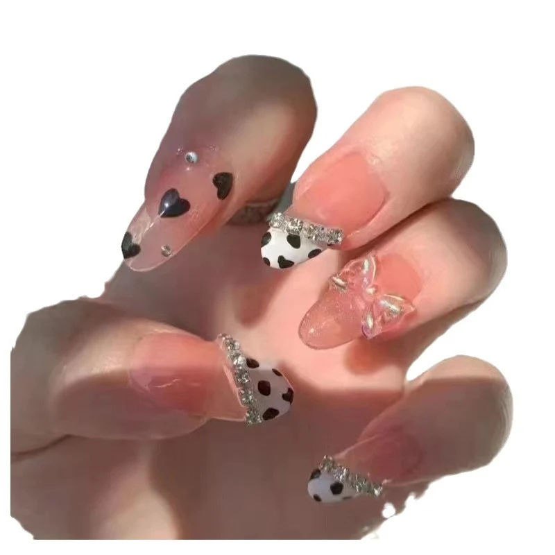 Dekorative Press-On-Nagelset mit eleganten Herz- und Schleifendetails