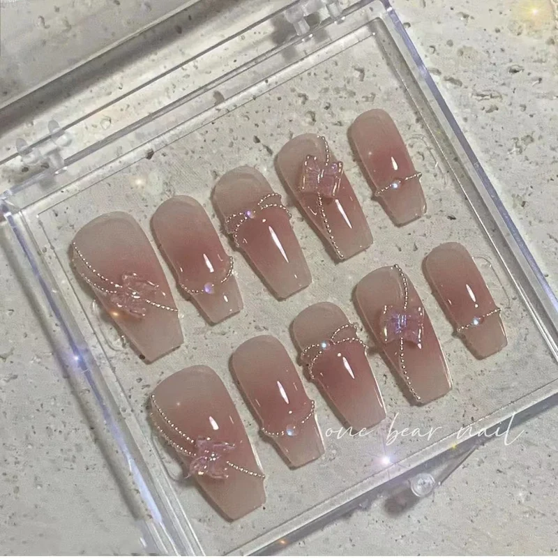 Dekoratives Press-On Nagelset mit Kristallakzenten