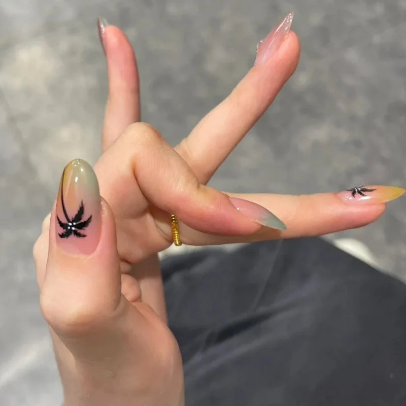 Künstlerisches Ombre-Nail-Design mit floralem Akzenten