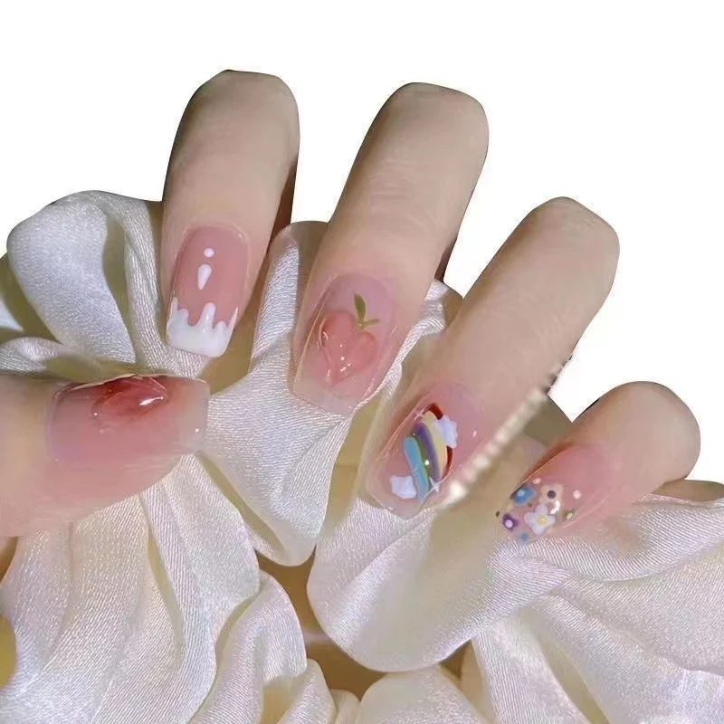 Künstlerische Nagelverzierungen