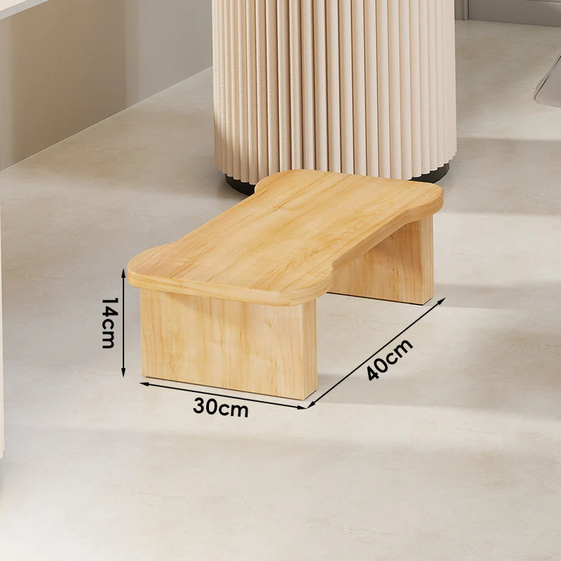 Niedriger Holztritt mit rutschfesten Streifen und kurviger ergonomischer Oberfläche