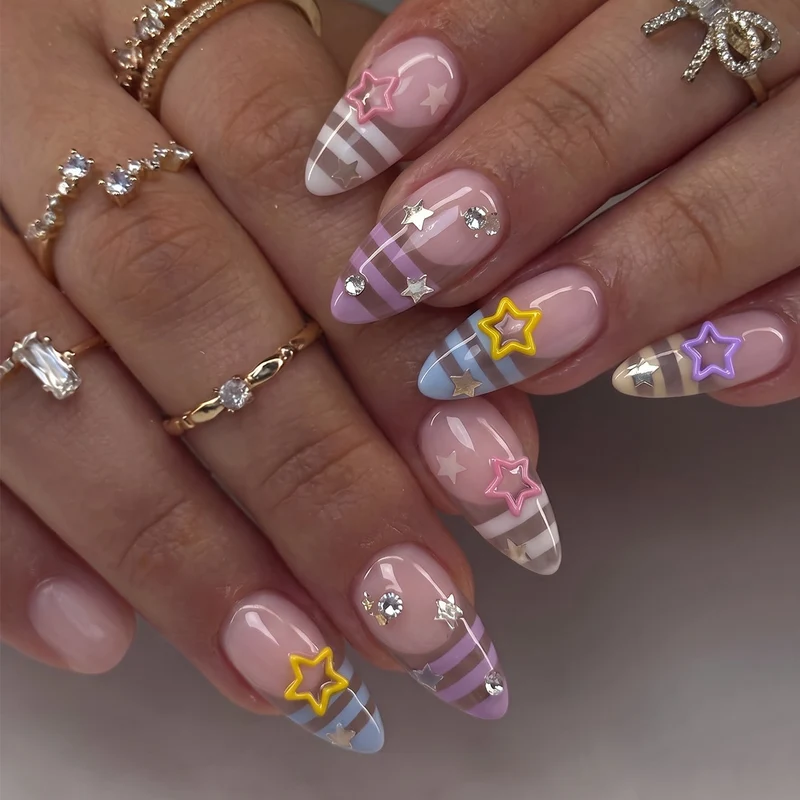 Künstlerische Stiletto-Nageldekorationen