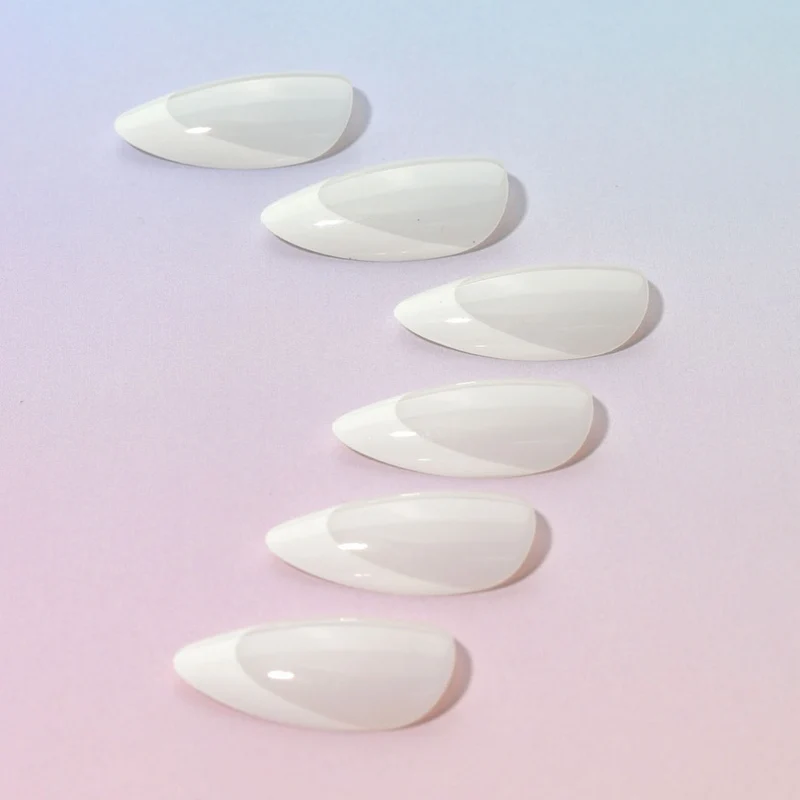 Lange Stiletto-Nagelverlängerungen