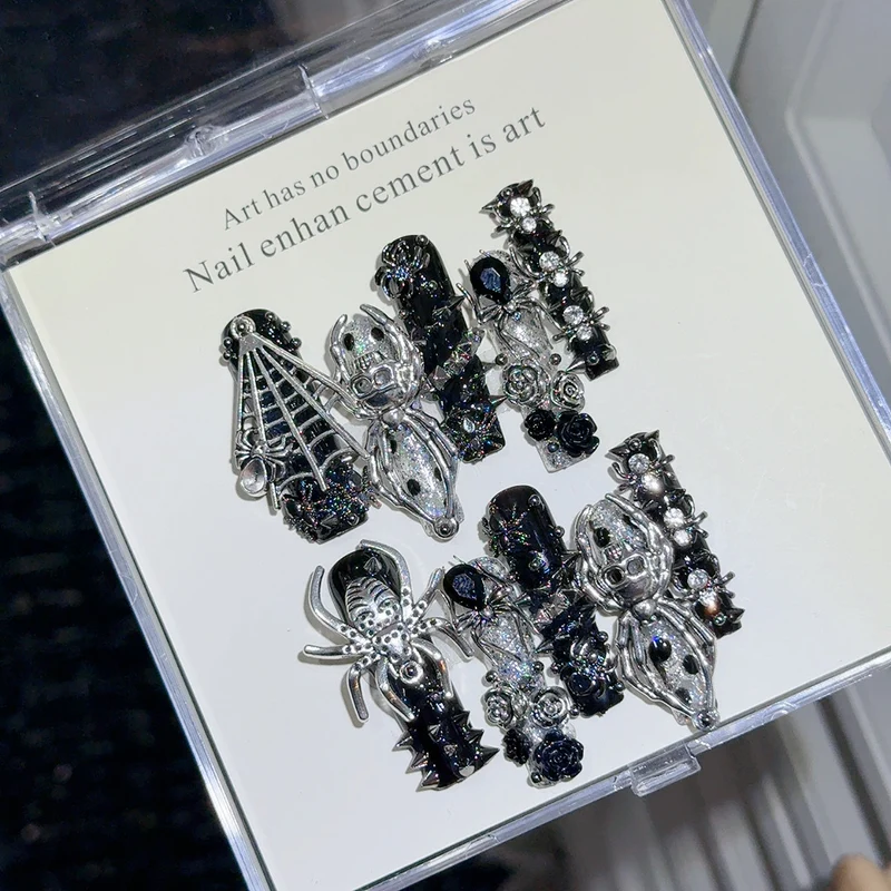 Gothic-inspirierte Nagelkunst-Dekorationen