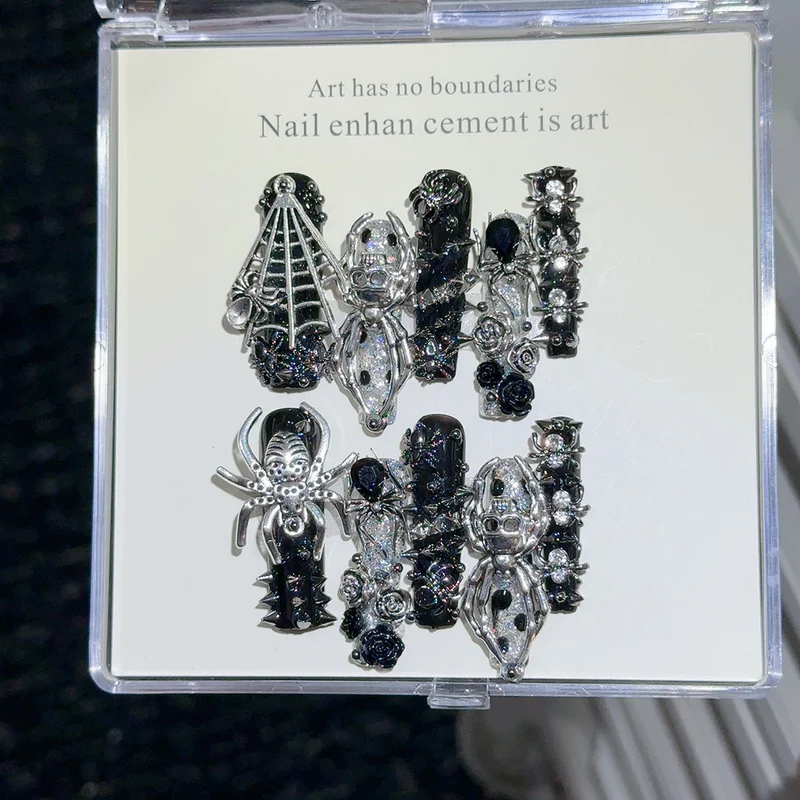 Gothic-inspirierte Nagelkunst-Dekorationen