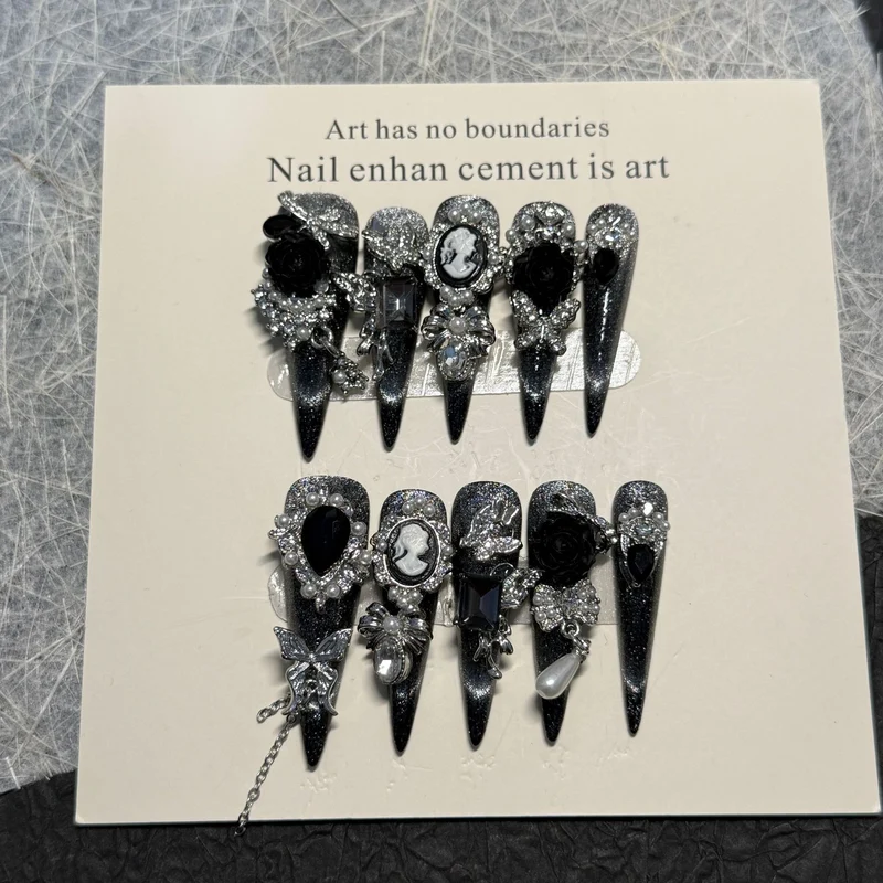 Gothic-inspirierte dekorative Nagelkunst-Erweiterungen