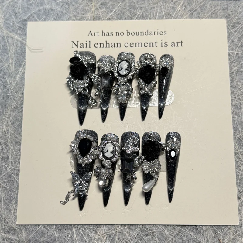 Gothic-inspirierte dekorative Nagelkunst-Erweiterungen