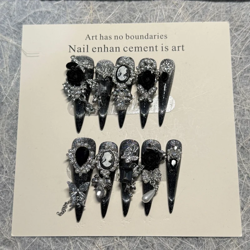 Gothic-inspirierte dekorative Nagelkunst-Erweiterungen