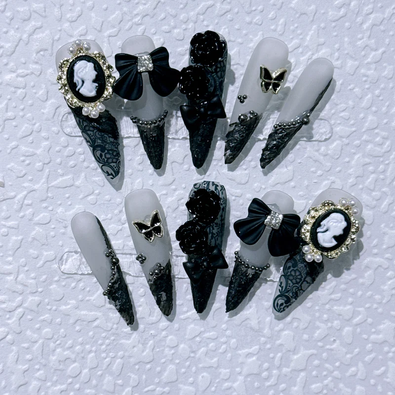 Gothic-inspirierte dekorative Nail Art Kollektion