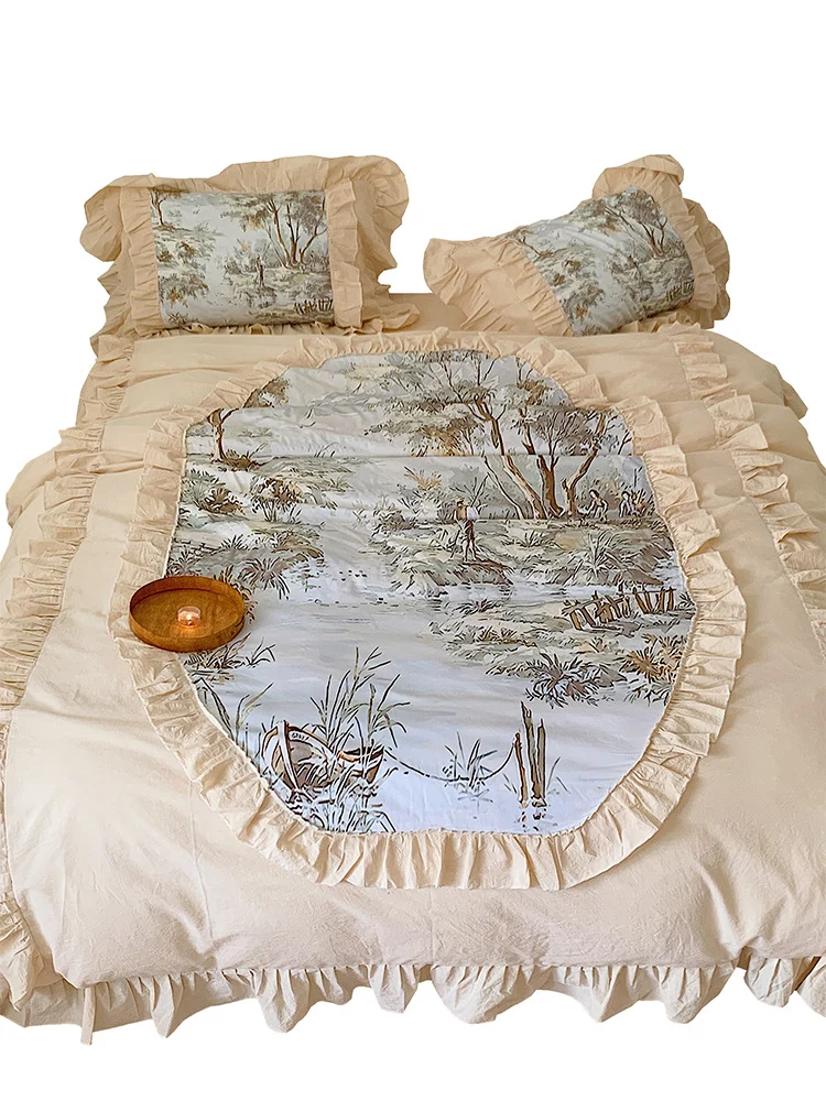 Romantische Bettgarnitur mit Musselin‑Optik, Volantkante und Toile‑Läufer