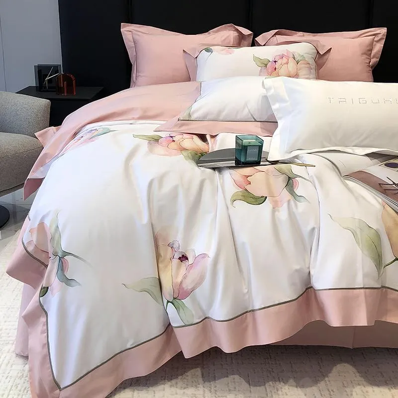 Premium-Satin-Bettbezug-Set mit zartem Aquarell-Blütenprint und eleganter Volantkante