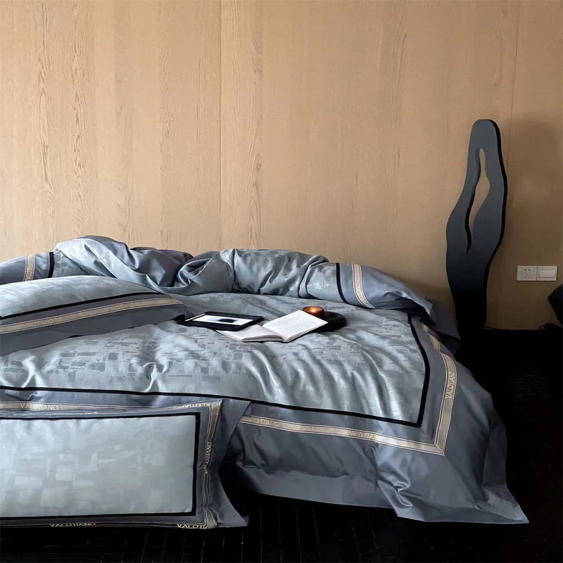 Premium-Bettgarnitur aus schwerem Baumwollsatin mit eingewebtem Mosaikrelief und doppelt abgestepptem Saum
