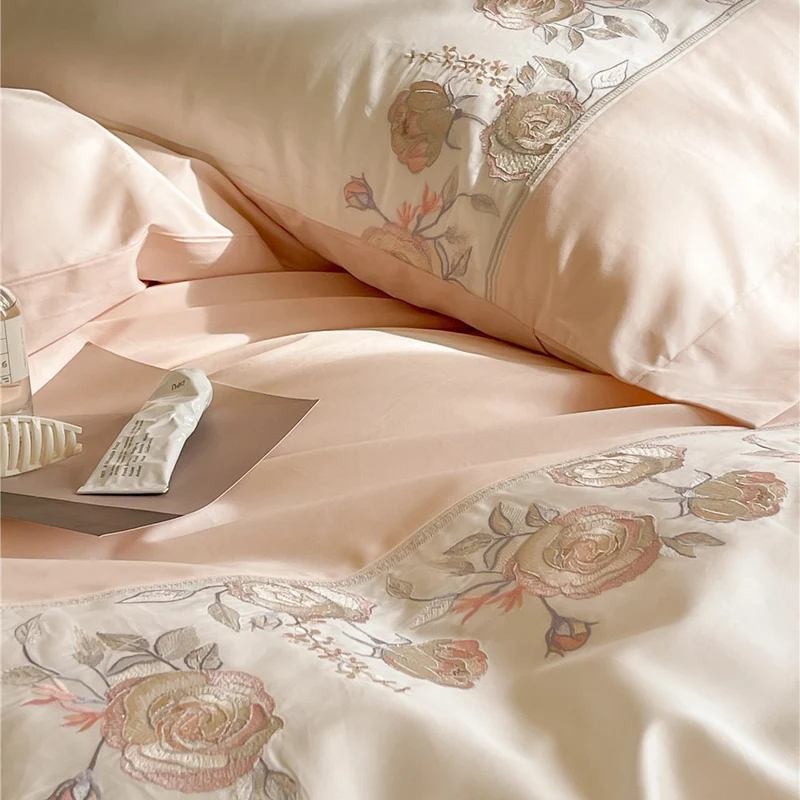Premium-Bettbezuggarnitur aus Baumwollsatin mit floraler Bordürenstickerei und Wendefunktion