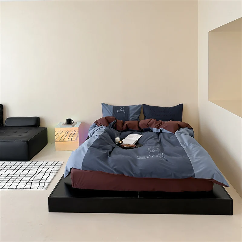 Wendbares Bettwäsche-Set mit kontrastierenden Einsätzen und feiner Linienstickerei