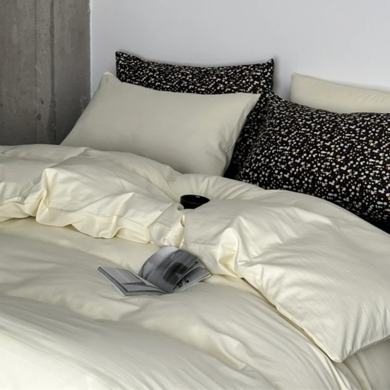 Modernes Satin-Bettwäsche-Set mit Steppdecke-Optik und gemusterten Kissenhüllen