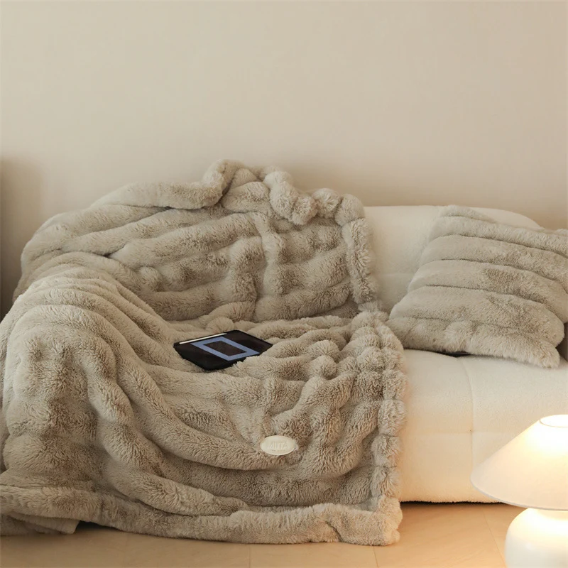 Kuscheldecke aus Kunstfell mit geripptem Strukturdesign und samtweichem Flor