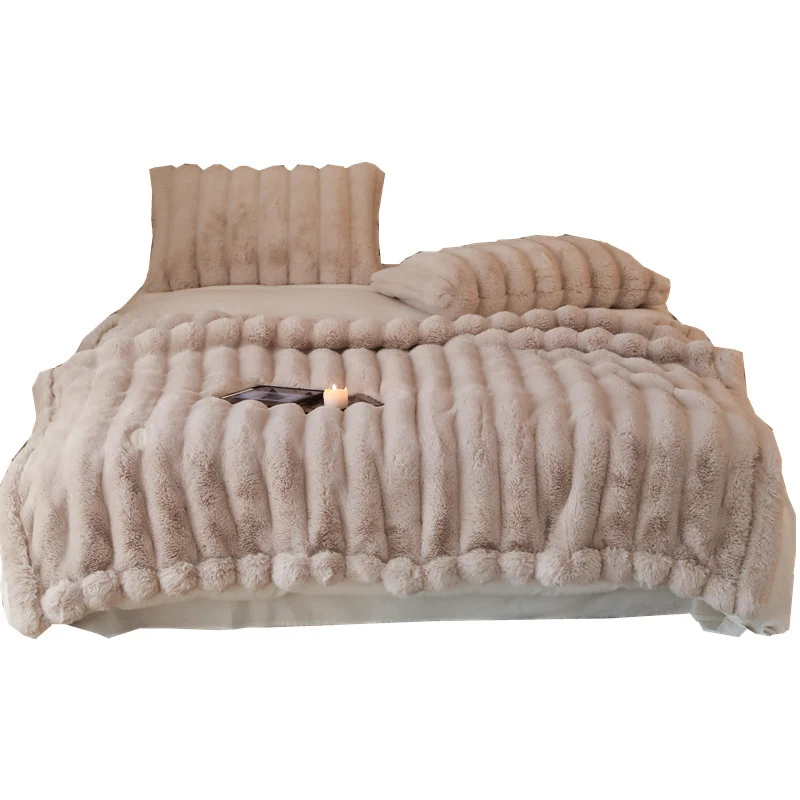 Kuscheldecke aus Kunstfell mit geripptem Strukturdesign und samtweichem Flor
