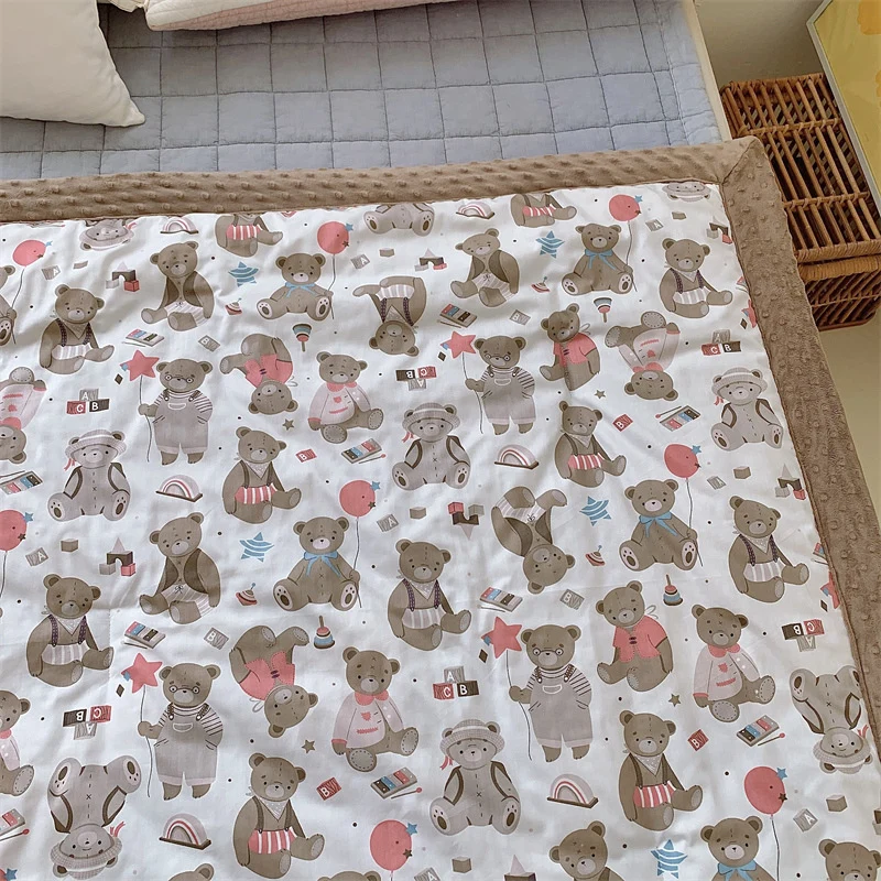 Kinder-Steppdecke mit buntem Dinosaurier-Print und weicher Minky-Borte