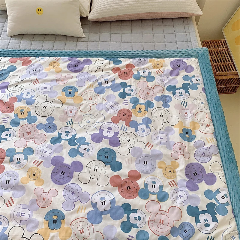 Kinder-Steppdecke mit buntem Dinosaurier-Print und weicher Minky-Borte
