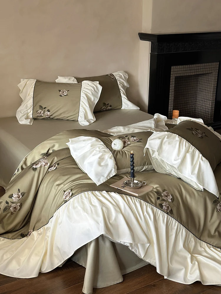 Luxuriöses Satin-Bettwäsche-Set mit Blumenstickerei und Rüschen
