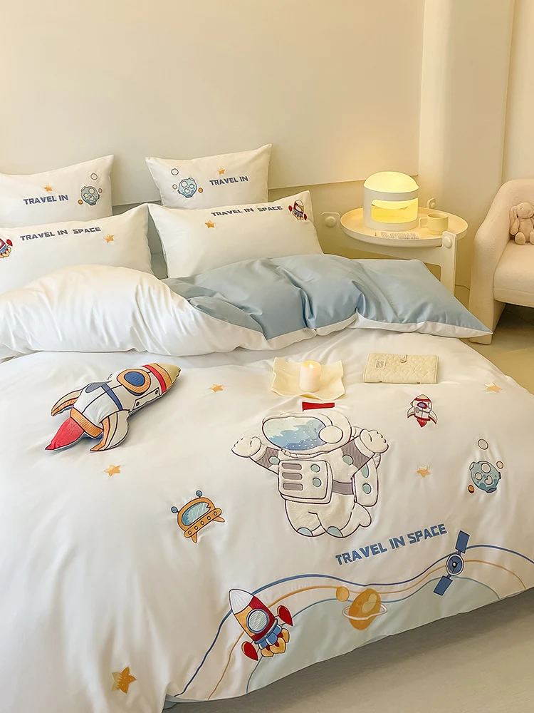Kinder-Bettwäschegarnitur aus weichem Baumwollmix mit gestickten Astronauten- und Raketenmotiven