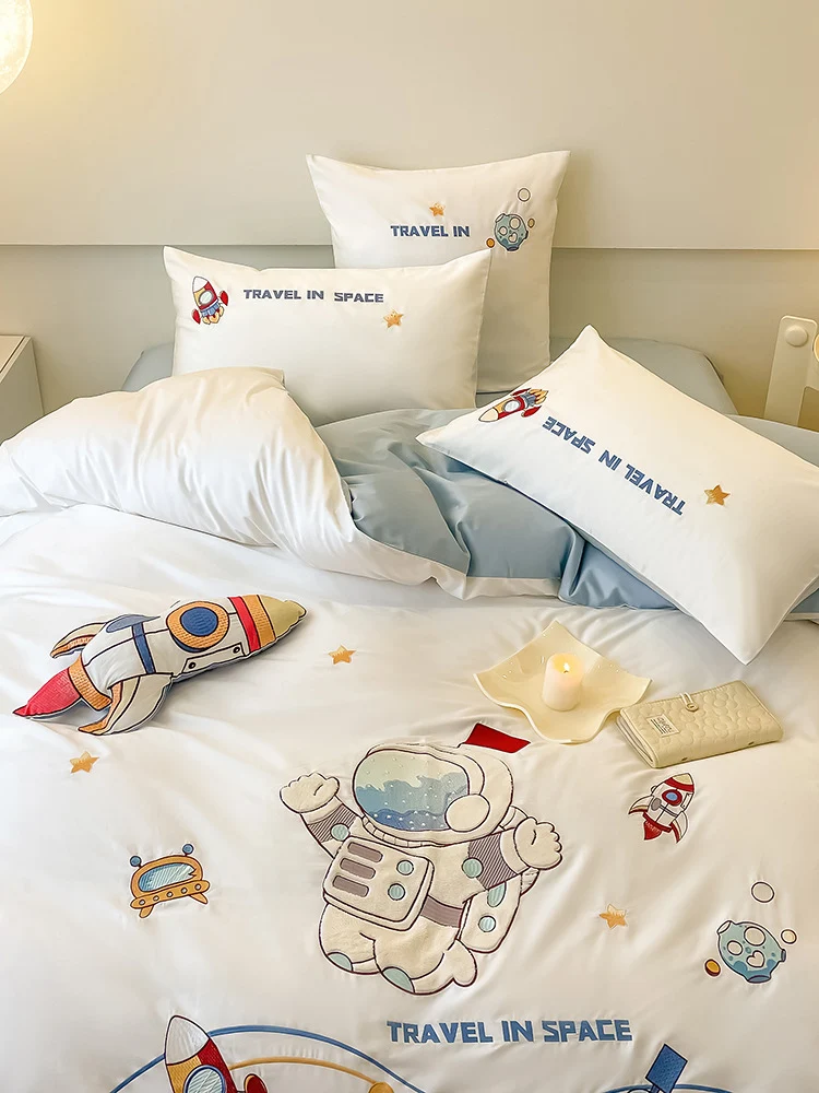 Kinder-Bettwäschegarnitur aus weichem Baumwollmix mit gestickten Astronauten- und Raketenmotiven
