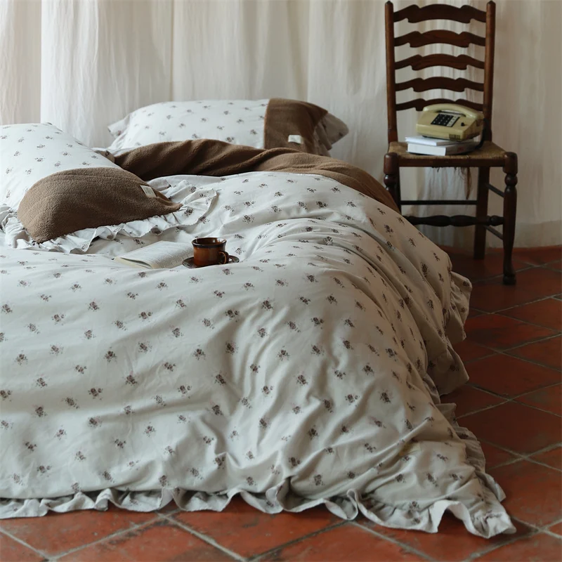 Karierte Wendebettgarnitur mit Teddy‑Fleece‑Rückseite und Rüschenkissenbezug