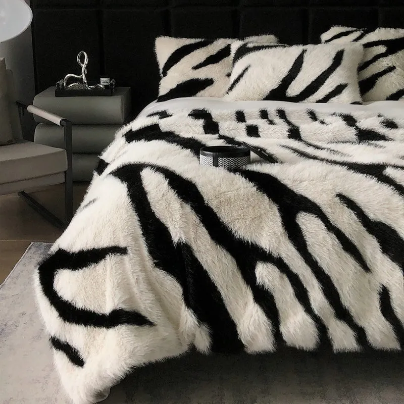 Tagesdecke aus Kunstfell mit Zebra‑Optik und extra flauschiger Struktur