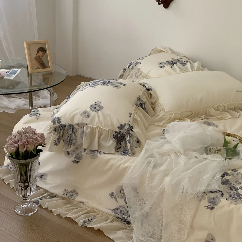 Shabby-Chic Baumwollsatin-Bettgarnitur mit Rüschenvolant und Aquarellrosen-Print
