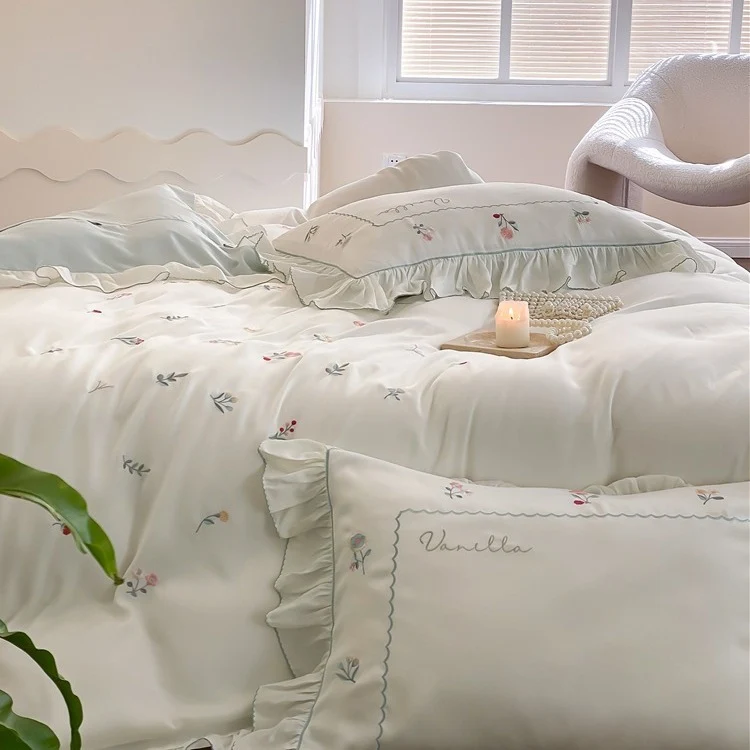 Romantisches Baumwollsatin-Bettwaren-Set mit zarter Blumenstickerei und Volant-Besatz