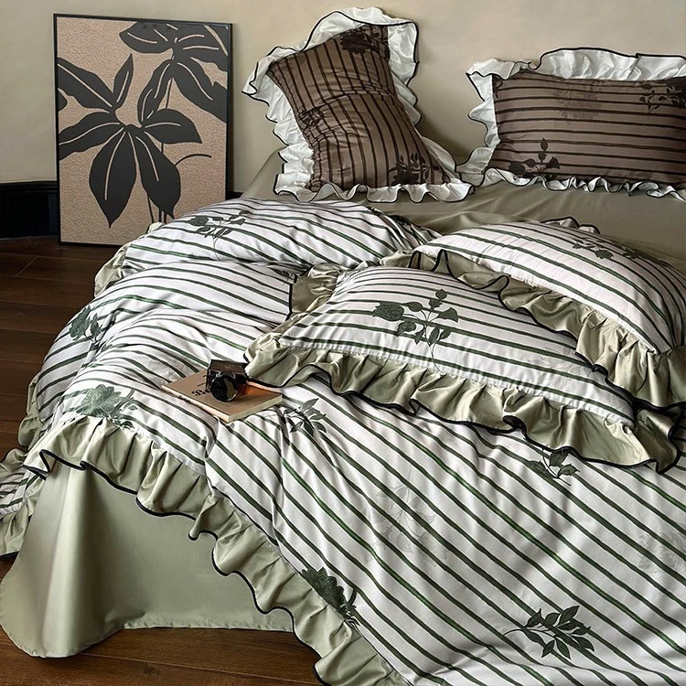 Romantische Rüschen-Bettwäsche-Garnitur aus Baumwollsatin mit Streifen- und Blumenjacquard