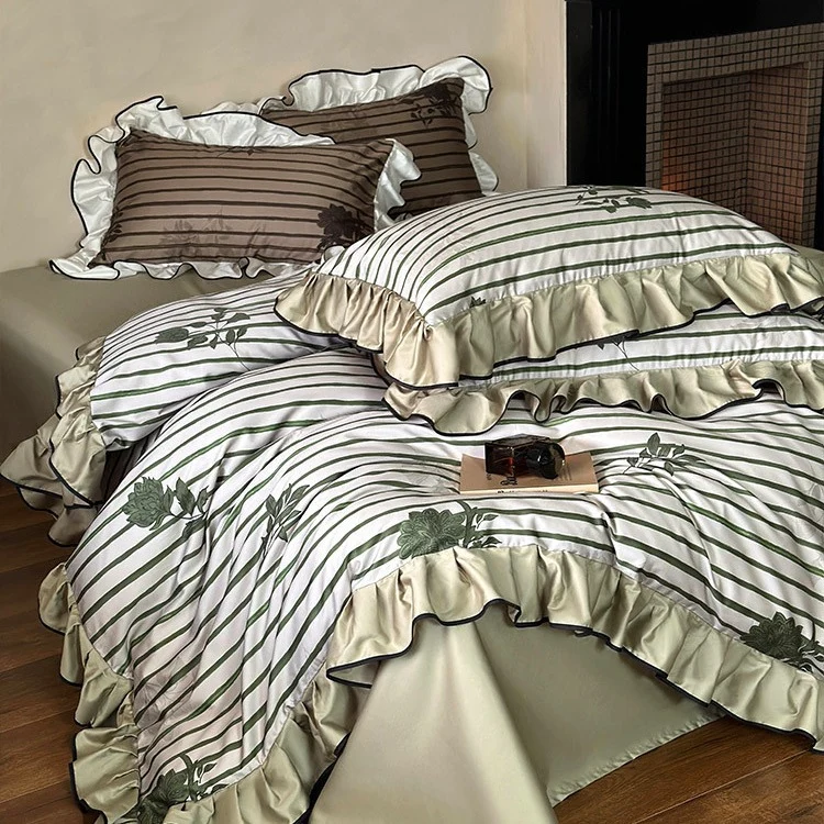 Romantische Rüschen-Bettwäsche-Garnitur aus Baumwollsatin mit Streifen- und Blumenjacquard