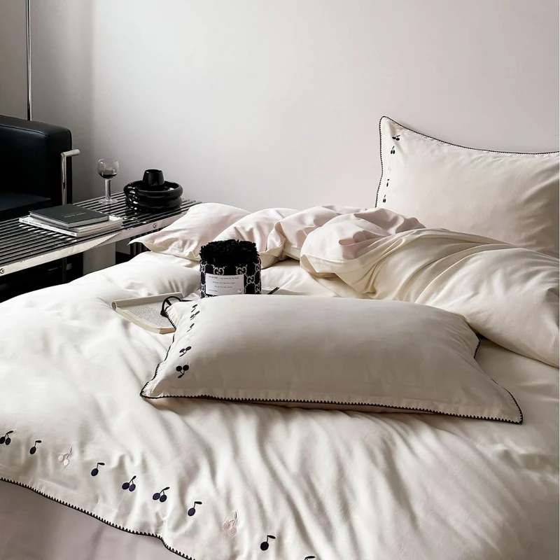 Luxuriöses Baumwollsatin-Bettwäsche-Set mit dezent bestickten Kirschen