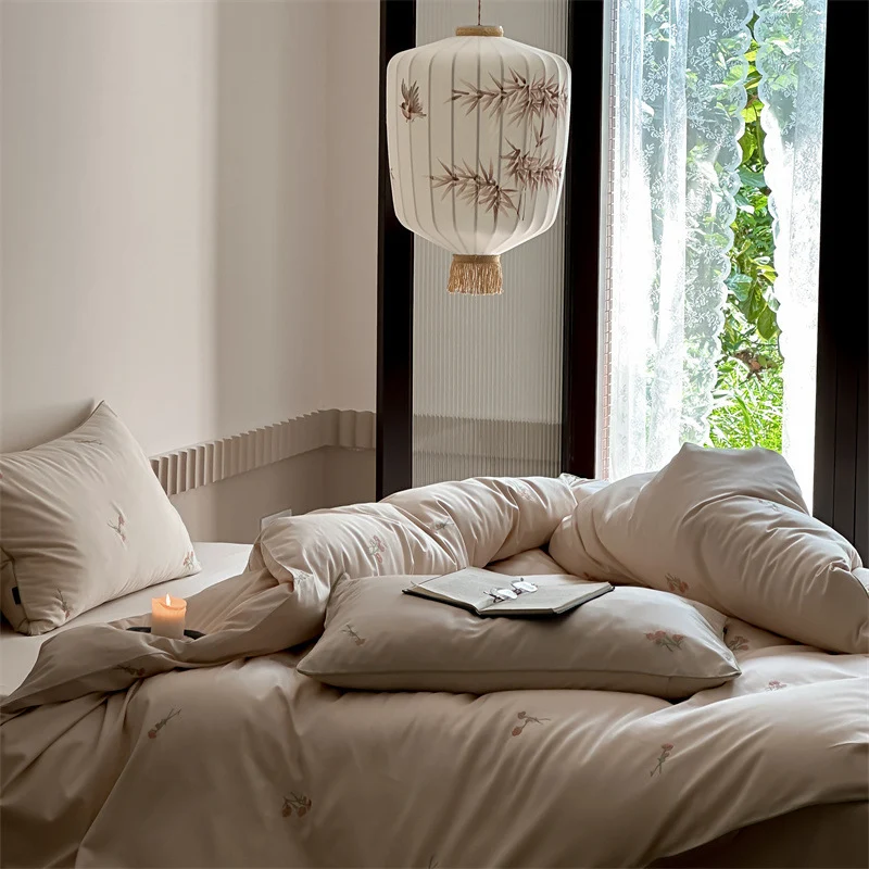 Luxuriöse Baumwollsatin-Bettgarnitur mit zarter Blumenstickerei und seidig-matter Oberfläche